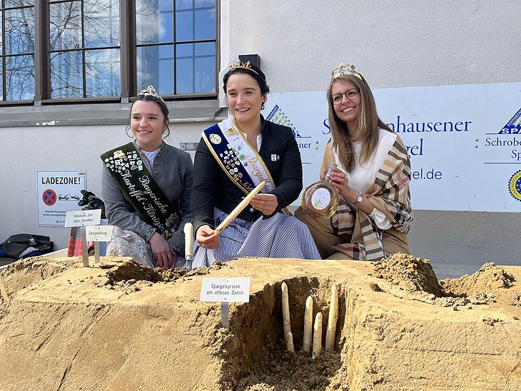 Die Bayerische Kartoffelkönigin Michelle Hofner, die Spargelkönigin Annalena Fischhaber und die Fränkische Weinkönigin Eva Brockmann waren mit dabei beim Spargelanstich auf dem Viktualienmarkt am 05.04.2023 (©Foto: Martin Schmitz)